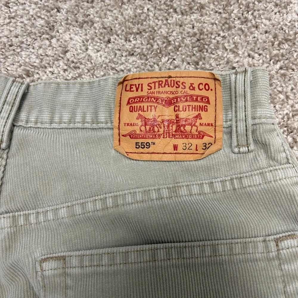 Levi's Relaxed Straight 559 Corduroy Pants Men Size 32x32 Vintage y2k Beige